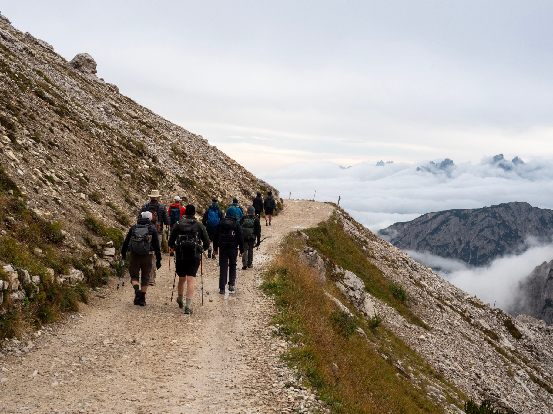 Sentiero in quota sopra le nuvole