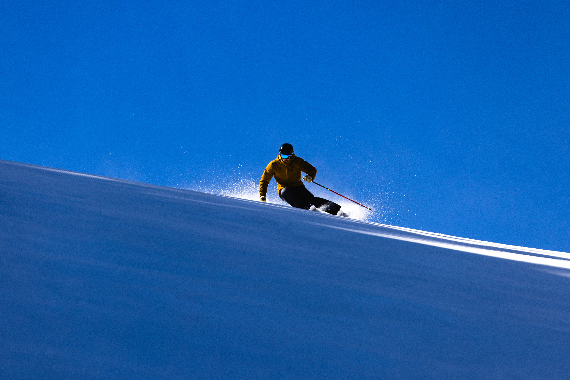 Sciatore in azione sulle piste delle Dolomiti di Cortina d'Ampezzo