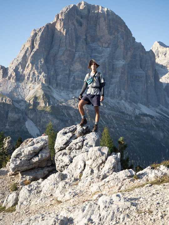 Escursionista panorama Tofana Dolomiti